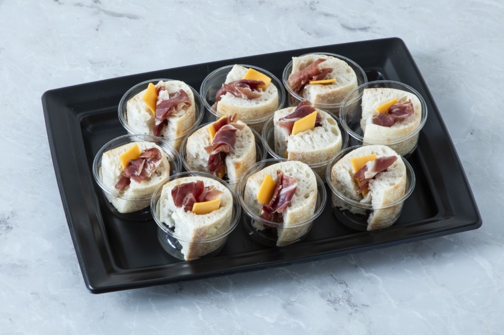 生ハムとレッドチェダーチーズのチャバタサンド